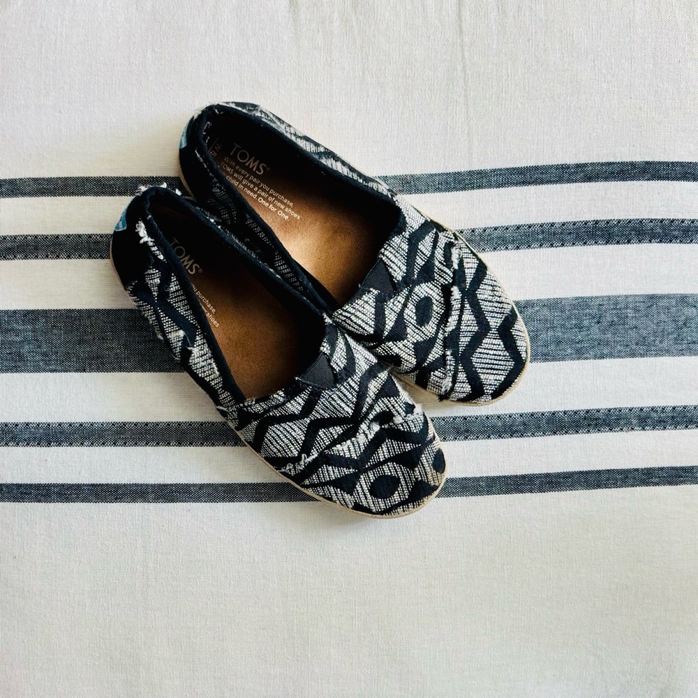 TOMS Women's Black Patterned Shoes